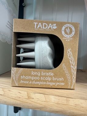 Ada Long Bristle Shampoo Scalp Brush – White